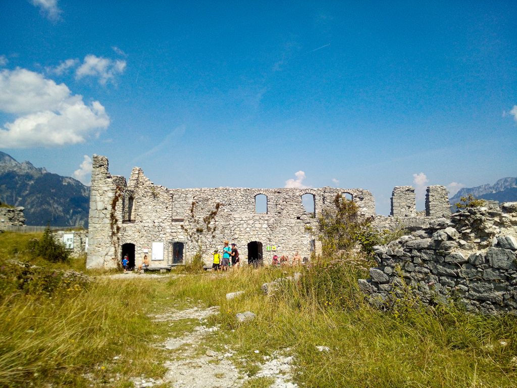 Festung Schlosskopf - Reutte - Spannend ist, dass die gesamte Anlage erst 1741 fertig gestellt werden konnte.  - © <a href="https://papa-wanderwolle.jimdofree.com/2020/10/06/burgenrunde-auf-dem-ehrenberg/" target="_blank">Wolfgang Berres auf papa.wanderwolle</a>